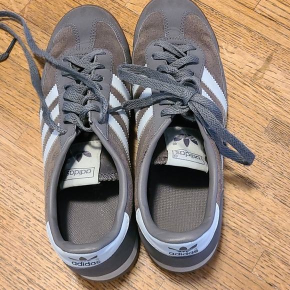 Women's size 7 sneakers - Picture 3 of 4